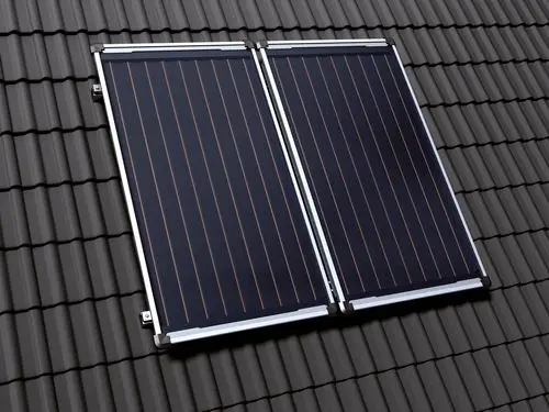 Zwei schwarze Solarpanels auf einem schrägen Dach, montiert mit Aluminiummontageprofilen. Bosch-Logo unten rechts auf einem der Panels sichtbar.